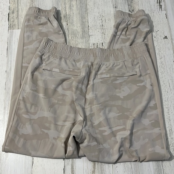 Athleta Brooklyn Textured Camo Joggers Size 10 - Picture 6 of 12